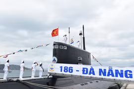 Sáng 28/2, hai tàu ngầm HQ 186 mang tên Đà Nẵng và HQ 187 mang tên Bà Rịa-Vũng Tàu đã chính thức thượng cờ (ảnh Quang Hiếu)