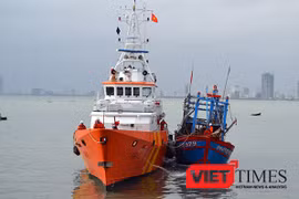 Tàu SAR 412 lai dắt tàu cá QNa 95979 TS bị nạn, có nguy cơ bị chìm ở Hoàng Sa veef bờ
