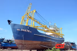 Tàu cá vỏ thép QNa 94679TS của ngư dân Trần Văn Liên phải nằm bờ hơn 1 năm nay vì hư hỏng máy