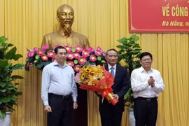 Chủ tịch Huỳnh Đức Thơ và Phó bí thư thường trực Võ Công Trí chúc mừng tân Bí thư Thành ủy Đà Nẵng Trương Quang Nghĩa 