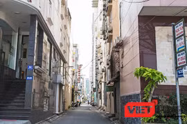 Những khách sạn nhỏ mọc "chi chít" trong một tuyến đường nhỏ ven biển thuộc khu vực phường Phước Mỹ (quận Sơn Trà, Đà Nẵng) được ví như "vết xe đổ" mà TP HCM từng vấp phải.