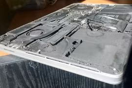 Chiếc MacBook Pro Retina 2015 bị cháy nổ và phá hủy hoàn toàn sau sự cố nổ pin bên trong khiến người dùng hoang mang (Ảnh Culofmac)