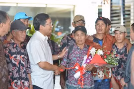 Đại sứ Hoàng Anh Tuấn (áo trắng) trong lần đưa tiễn các ngư dân được Indonesia trao trả hồi cuối năm 2015 tại sân bay Soekarno-Hatta - Ảnh: ĐSQ VN tại Indonesia
