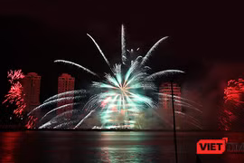 Tối 20/5, trong khuôn khổ sự kiện Lễ hội pháo hoa Quốc tế Đà Nẵng -DIFF 2017 người xem được thưởng thức màn trình diễn ấn tượng của 2 đội Nhật Bản và Thuỵ Sĩ xoay quanh chủ đề Thổ.