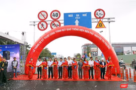 Sáng 1/11, UBND TP Đà Nẵng đã chính thức tổ chức thông xe kỹ thuật nút giao thông Hầm chui Điện Biên Phủ-Nguyễn Tri Phương sau hơn 10 tháng thi công. Kịp thời phục vụ sự kiện APEC sắp diễn ra.
