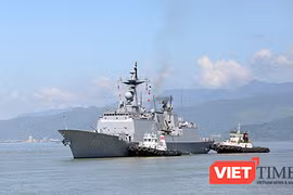 Tàu khu trục tên lửa ROKS Kang Gam Chan (DDH-979) trên vịnh Đà Nẵng