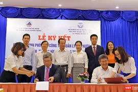 Ông Nguyễn Thanh Lâm, Cục Trưởng Cục Phát thanh truyền hình-Thông tin điện tử và ông Nguyễn Quang Thanh, Giám đốc Sở TT&TT TP Đà Nẵng tại lễ ký kết. Ảnh: Hồ Xuân Mai.