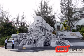 Tổ hợp điêu khắc “Huyền thoại Trường Sơn” gây ấn tượng mạnh mẽ đối với người xem.
