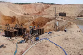 UBND tỉnh Bình Thuận vừa gửi văn bản đề nghị Bộ TN-MT chưa xem xét cấp phép đối với Dự án khai thác khoáng sản titan tại xã Hòa Thắng (huyện Bắc Bình).