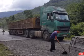 Bất chấp biển báo hạn chế tải trọng phương tiện, quá tải trọng cầu, đoàn xe vẫn rầm rập di chuyển. Và tình trạng hư hỏng mặt đường tại đây đã xảy ra