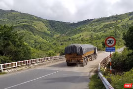 Hàng loạt xe đầu kéo 6 trục tải trọng lớn chở hàng hóa, Bô xít rầm rập đổ bộ từ Lâm Đồng về Cam Ranh (Khánh Hòa) đang đẩy QL 27B trước nguy cơ bị băm nát, hư hỏng do quá tải và mất an toàn giao thông.