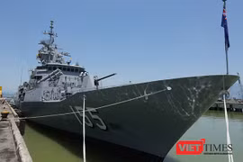 Cận cảnh tàu hộ vệ tên lửa Hải quân Hoàng gia Australia ở Đà Nẵng