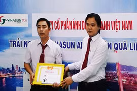 Giám Đốc Vinasun Green Đà Nẵng đã trao giấy khen và thưởng nóng cho tài xế Trần Viết Thêm vì đã bảo quản và trả lại tài sản có giá trị 1 tỷ đồng cho khách bỏ quên trên xe.