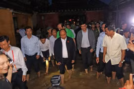 Chiều tối ngày 7/11, Thủ tướng Nhuyễn Xuân Phúc đã có chuyến thị sát, thăm hỏi và động viên người dân vùng lũ Hội An (Quảng Nam).