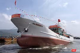 Trưa 25/10, tại âu thuyền Thọ Quang (Đà Nẵng), tàu hậu cần nghề cá vỏ thép mang số hiệu ĐNa 90999TS đã hạ thủy đã trở thành tàu dịch vụ hậu cần nghề cá bằng vỏ thép lớn nhất miền Trung.