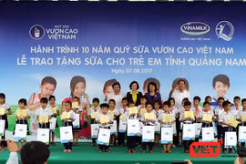 Phó Chủ tịch nước Đặng Thị Ngọc Thịnh trao sữa cho trẻ em Quảng Nam