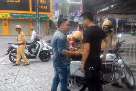 Lực lượng CSGT Đà Nẵng kiểm tra phương tiện trong dịp Têt Đinh Dậu
