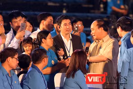 Thủ tướng xuống gần chị Sương, hỏi thăm sức khỏe, hoàn cảnh gia đình chị khi để dự buổi đối thoại hôm nay, chị Sương đã mang theo cả hai con nhỏ đến cuộc giao lưu.