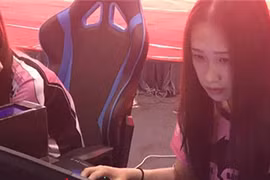 Những cô gái theo nghiệp chơi game thường phải làm việc 12 tiếng mỗi ngày. Ảnh: yangtse.com