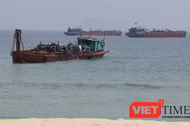 Sà lan tại Dự án nạo vét đảm bảo giao thông khu vực Cửa Đại (Quảng Nam) và nghi vấn hút trộm cát chở ra Đà Nẵng