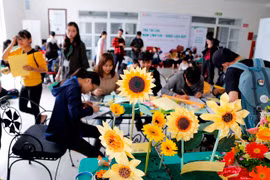 Sinh viên Đà Nẵng hưởng ứng chiến dịch “Tôi đồng hành, bạn đồng hành” góp hoa gửi về ngày hội Hoa hướng dương lần 10 bằng việc làm 1.000 đóa hướng dương hướng về bệnh nhi ung thư.