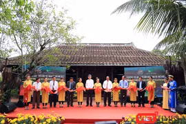 12 làng nghề tơ lụa, thổ cẩm danh tiếng của Việt Nam và nhiều quốc gia trong khu vực đã cùng góp mặt tại Làng lụa Hội An (TP.Hội An, Quảng Nam) để tham dự Festival Tơ lụa, thổ cẩm Việt Nam - châu Á 2017.