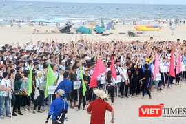 Chiều 15/8, hơn 1.500 tân sinh viên Đại học Đông Á (Đà Nẵng) đã tham gia chương trình city tour đầu khóa và thực hiện nhiều hoạt động nhằm kêu gọi bảo vệ môi trường biển tại bãi biển Phạm Văn Đồng (quận Sơn Trà, Đà Nẵng). 