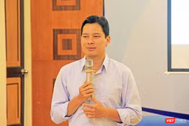 Ông Lê Quang Tự Do, Phó cục trưởng cục PTTH&TTĐT trình bày về các thông tư mới của Bộ trên lĩnh vực thông tin điện tử. Ảnh: Hồ Xuân Mai.