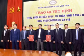 Vietcombank và VIB nhận Quyết định thực hiện chuẩn mực an toàn vốn Basel II (Nguồn: SBV)
