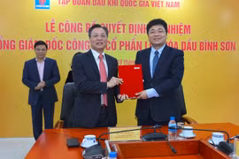 Tân Tổng Giám đốc BSR Bùi Minh Tiến (trái) và Tổng Giám đốc Trần Ngọc Nguyên (phải) ký bàn giao công tác. (Nguồn: BSR)