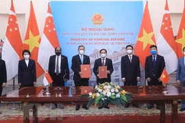 Bộ trưởng Bộ Ngoại giao Bùi Thanh Sơn và Bộ trưởng Bộ Ngoại giao Singapore Vivian Balakrishnan và các đại biểu tại Lễ ký Biên bản Thỏa thuận giữa bộ Ngoại giao hai nước về Chương trình Nghiên cứu theo chuyên đề dành cho cán bộ cao cấp Đảng Cộng sản Việt Nam giai đoạn 2021-2023.