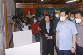 Chủ tịch Quốc hội Vương Đình Huệ và Đoàn giám sát, kiểm tra công tác bầu cử tại Khu vực bỏ phiếu số 4 gồm các thôn: Lô Lô Chải, Séo Lủng, xã Lũng Cú, huyện Đồng Văn, tỉnh Hà Giang. 