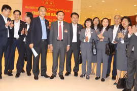 Các đại biểu vui mừng với kết quả bầu cử Ban chấp hành Trung ương Đảng khoá XIII - vừa được công bố tối muộn ngày 30/1.