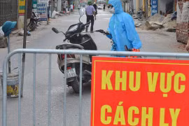 Tuyên truyền, nhắc nhở và xử phạt những trường hợp ra khỏi nhà không cần thiết theo đúng quy định.