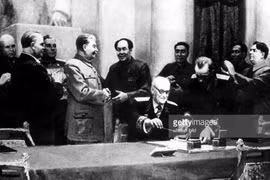 Mao Trạch Đông cả đời chỉ ra nước ngoài có hai lần và cả 2 lần đều đến Liên Xô. Trong đó, lần đầu tiên là vào tháng 12/1949, Mao Trạch Đông gặp Stalin ký “Hiệp ước Hữu hảo đồng minh hỗ trợ Trung Quốc-Liên Xô”.