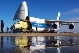 Quá trình bốc dỡ tiêu bản 1 chiếc Superjet trên An-124 “Ruslan”.
