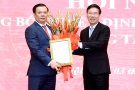 Thường trực Ban Bí thư Võ Văn Thưởng trao Quyết định, tặng hoa chúc mừng tân Bí thư Thành uỷ Hà Nội Đinh Tiến Dũng.