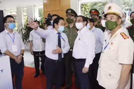 Thủ tướng Chính phủ Phạm Minh Chính nghe giới thiệu về các công nghệ định danh, xác thực điện tử IDP của VNPT.