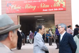 Nhà văn Nguyễn Xuân Khánh với các nhà văn dịp gặp cuối năm Tết năm Canh Dần 2010.