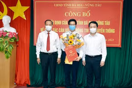 Ông Lê Văn Tuấn (giữa) nhận quyết định phân công chức vụ Giám đốc Sở TT-TT tỉnh Bà Rịa – Vũng Tàu từ ông Nguyễn Huy Dũng - Thứ trưởng Bộ TT-TT (phải) và ông Nguyễn Văn Thọ - Chủ tịch UBND tỉnh (trái).