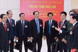 Các Đại biểu khẳng định sẽ sáng suốt lựa chọn các đồng chí tham gia vào Ban Chấp hành Trung ương Đảng khóa XIII đủ đức, đủ tài để cùng Đảng ta quyết tâm xây dựng đất nước ta ngày càng phồn vinh, phát triển.