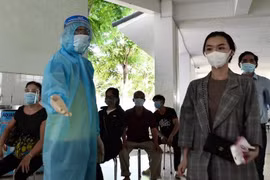 TP.HCM tăng cường tổ chức lấy mẫu xét nghiệm sàng lọc COVID-19 cho người dân. Ảnh Phạm Ngôn.