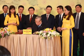 Thường trực Ban Bí thư Trần Quốc Vượng thực hiện nghi thức đóng dấu, ký phát hành bộ tem “Chào mừng Đại hội Đảng Cộng sản Việt Nam lần thứ XIII”.