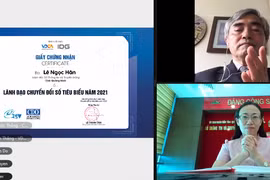 Bà Lê Ngọc Hân – Giám đốc Sở Thông tin và Truyền thông tỉnh Quảng Ninh được vinh danh Lãnh đạo Chuyển đổi số tiêu biểu, với sự chứng kiến của ông Nguyễn Minh Hồng - Chủ tịch Hội đồng bình chọn.