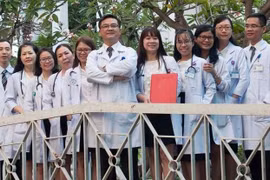 "Chiến binh áo trắng" - những người trên tuyến đầu chống COVID-19.