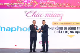 Ông Phan Tâm - Thứ trưởng Bộ TT&TT trao danh hiệu đơn vị tiêu biểu về Chất lượng Dịch vụ Băng thông rộng Di động tại Việt Nam cho ông Đặng Thanh Hưng - Giám đốc Trung tâm CNTT, VNPT Vinaphone.