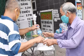 Quán cơm chay phát cơm miễn phí cho người nghèo, người lao động tự do gặp khó khăn.