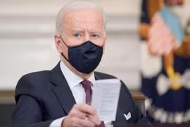 Nhà Trắng cho biết quyết định của Tổng thống Biden "gửi đi một tín hiệu rằng nước Mỹ sẽ áp đặt các phí tổn một cách chiến lược và tác động kinh tế lên Nga nếu nước này tiếp tục hoặc leo thang hành động gây bất ổn quốc tế".