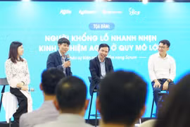 Các vị khách mời chia sẻ tại buổi tọa đàm - từ trái qua phải: anh Phạm Anh Đới - Giám đốc Học viện Agile, anh Hoàng Hữu Huy - Giám đốc Giải pháp chấp nhận thanh toan số tại Ngân hàng MSB, anh Nguyễn Thành Nam - Giám đốc Trung tâm sản xuất phần mềm tại NTQ Solution.