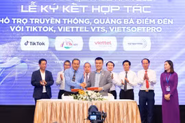TikTok và Sở Du lịch Thừa Thiên Huế thực hiện ký kết.